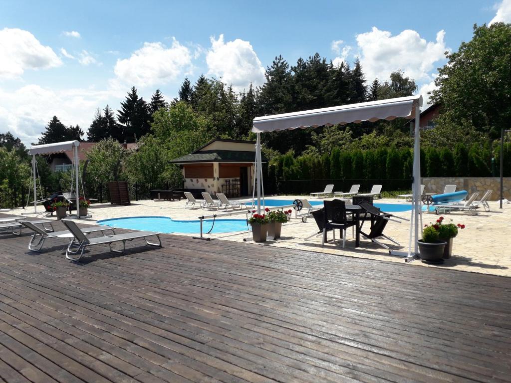 Bassein majutusasutuses Sunčani Breg Apartments Vrdnik või selle lähedal