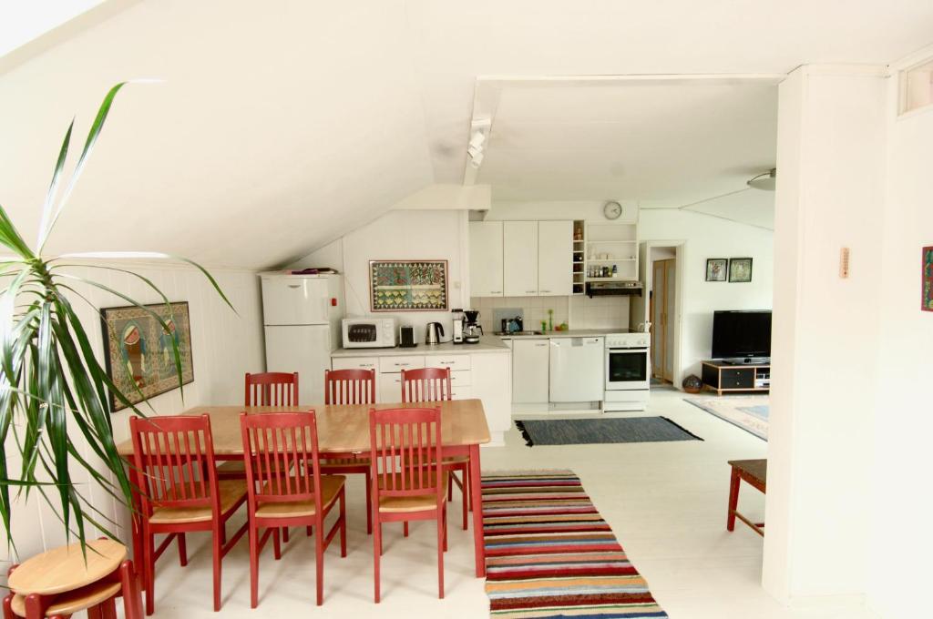 uma cozinha e sala de jantar com mesa e cadeiras em Petsamo Apartment em Riihimäki