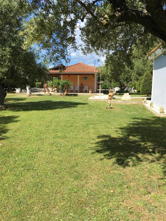Vonkajšia záhrada v ubytovaní Dimaras Apartments