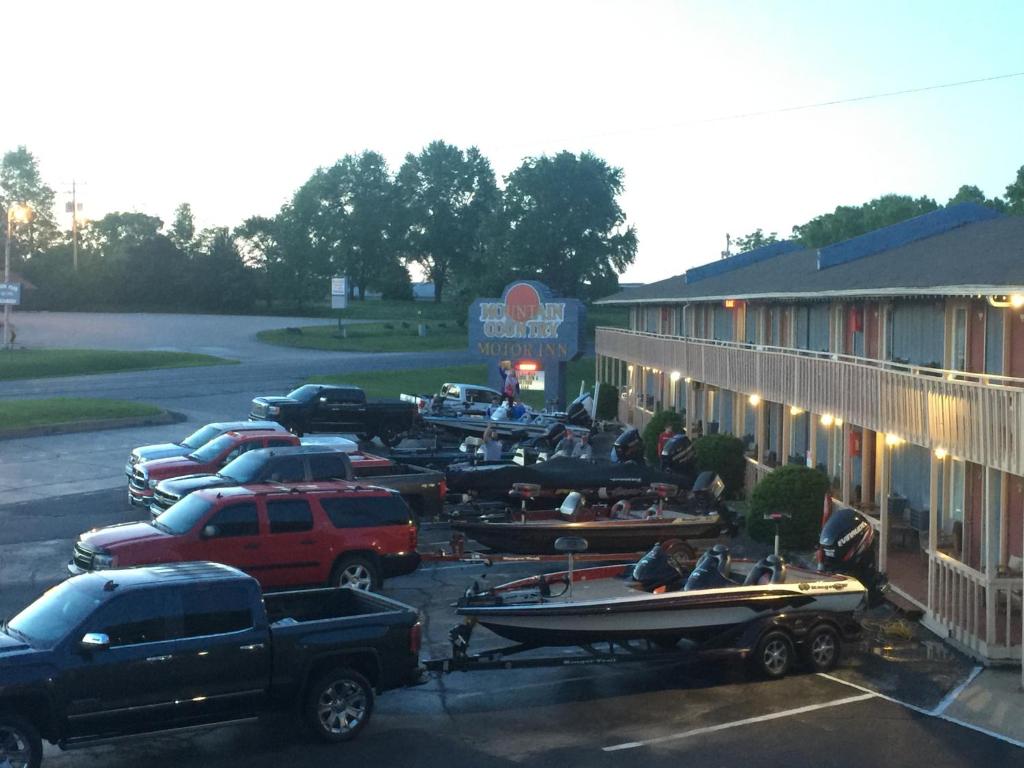 um grupo de barcos estão estacionados fora de um motel em Mountain Country Motor Inn em Branson West