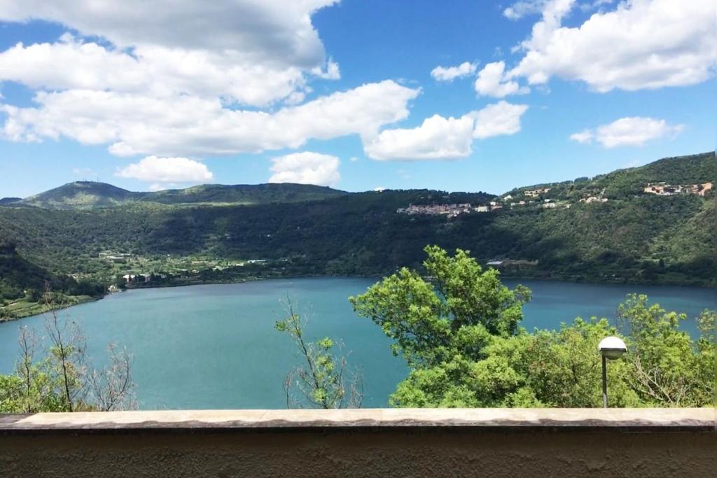 widok na jezioro z górami w tle w obiekcie Relax sul Lago w mieście Genzano di Roma
