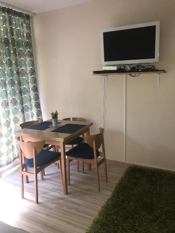 Televízia a/alebo spoločenská miestnosť v ubytovaní Adrian's Home