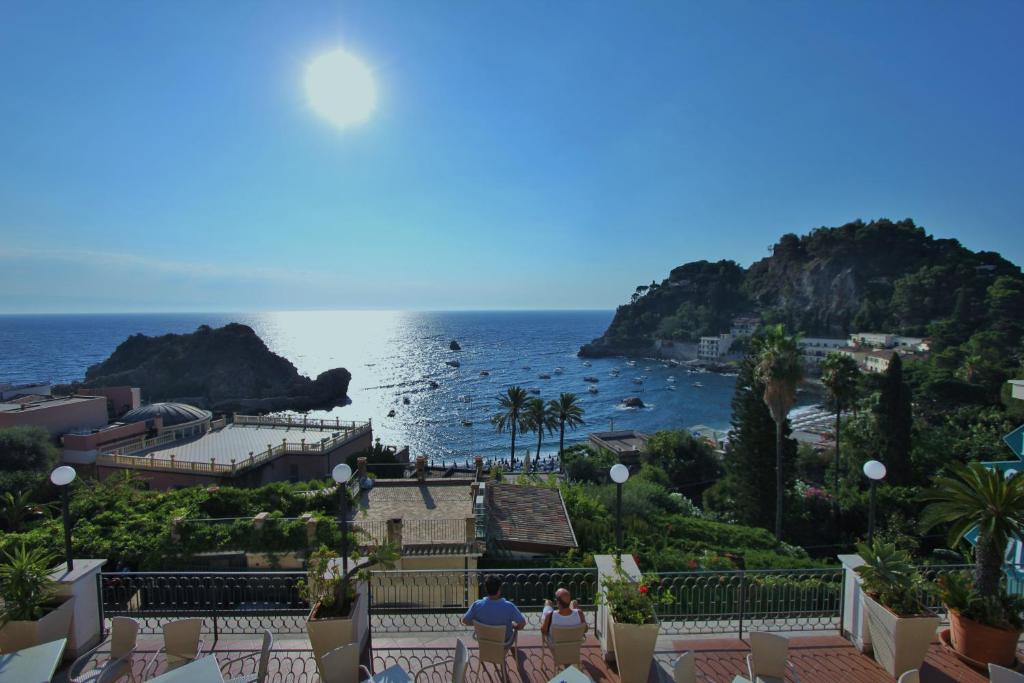 uma vista para o oceano a partir de um resort em Hotel Baia Azzurra em Taormina