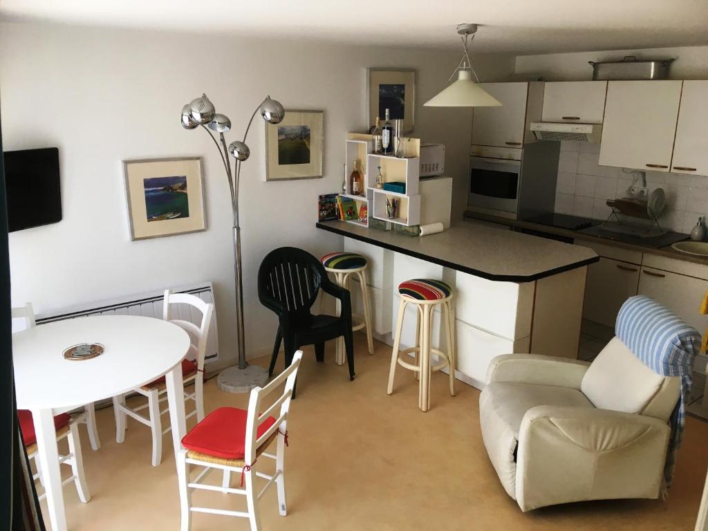 une cuisine et un salon avec une table et des chaises dans l'établissement Duplex T4 idéalement situé entre la place du marché et le bord de mer, à Le Touquet-Paris-Plage