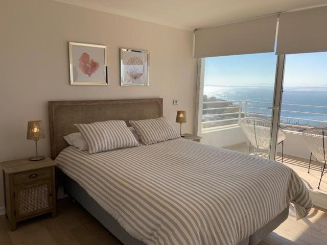 a bedroom with a bed with a view of the ocean at Nuevo, vista al mar Concon - Costa de Montemar in Concón