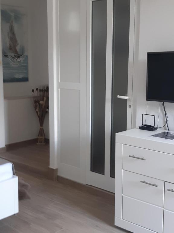 sala de estar con TV y armario blanco en Studio Marin, en Dubrovnik