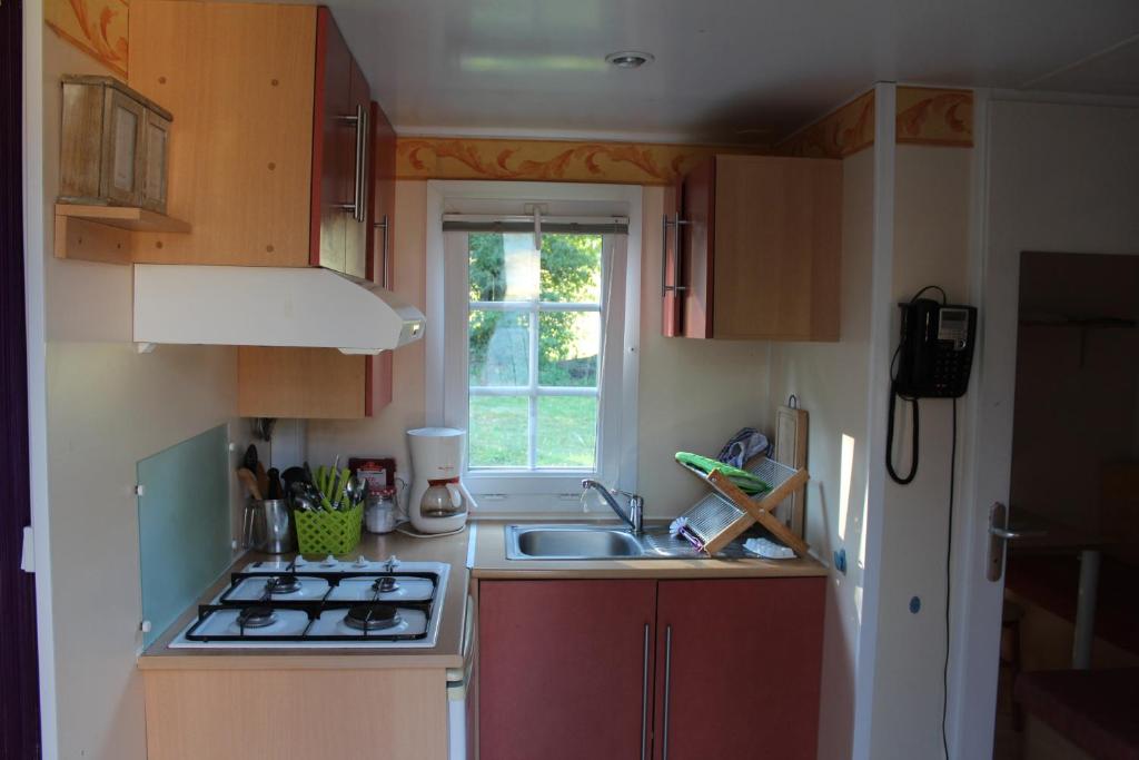 Kuchyň nebo kuchyňský kout v ubytování Camping la Chevauchée