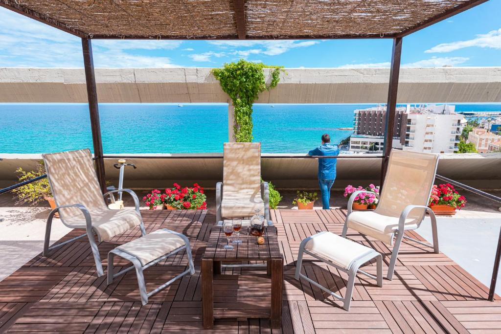 アリカンテにあるATICO POSTIGUETの海の景色を望むパティオ(椅子、テーブル付)