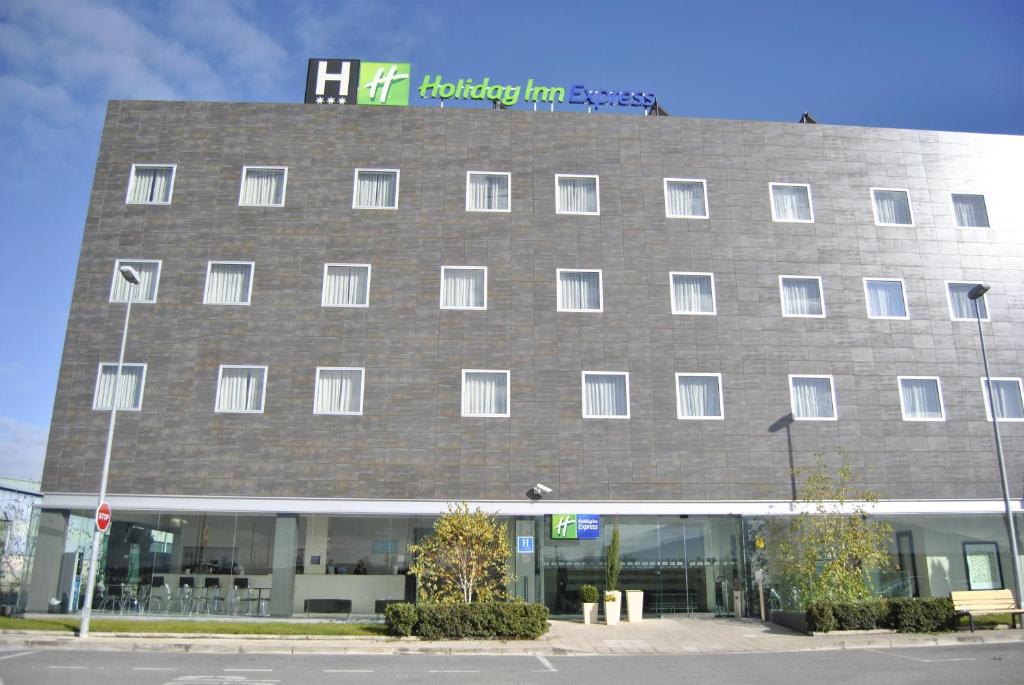 Holiday Inn Express Pamplona, an IHG Hotel reserva habitación