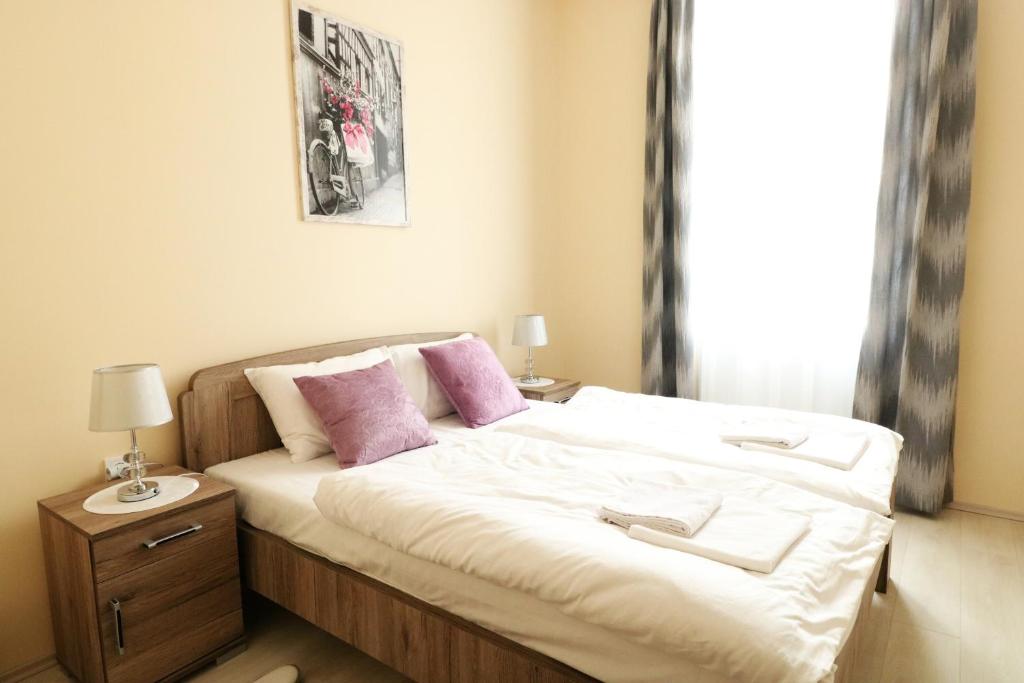 Łóżko lub łóżka w pokoju w obiekcie Classic Apartman