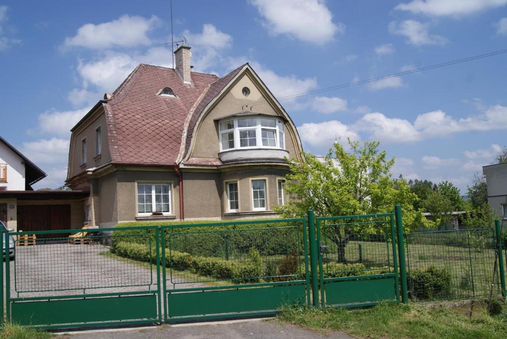 una valla verde frente a una casa en Apartmán Český ráj, en Turnov