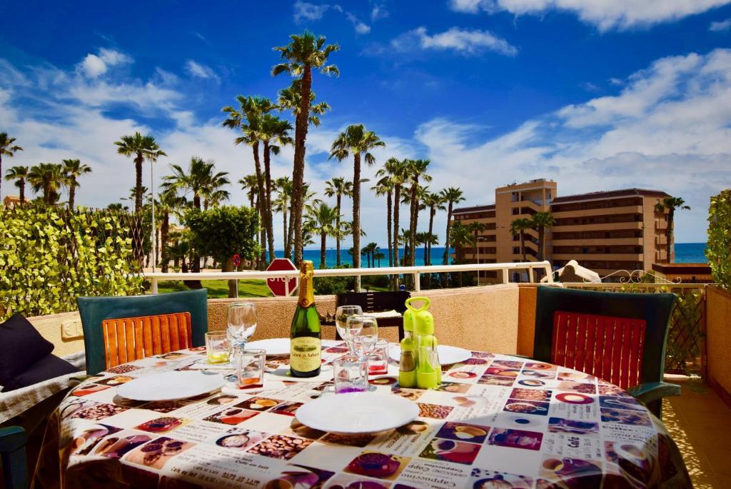 una mesa con platos y copas de vino en un patio en 40 Kate el Coral - Alicante Real Estate, en La Mata