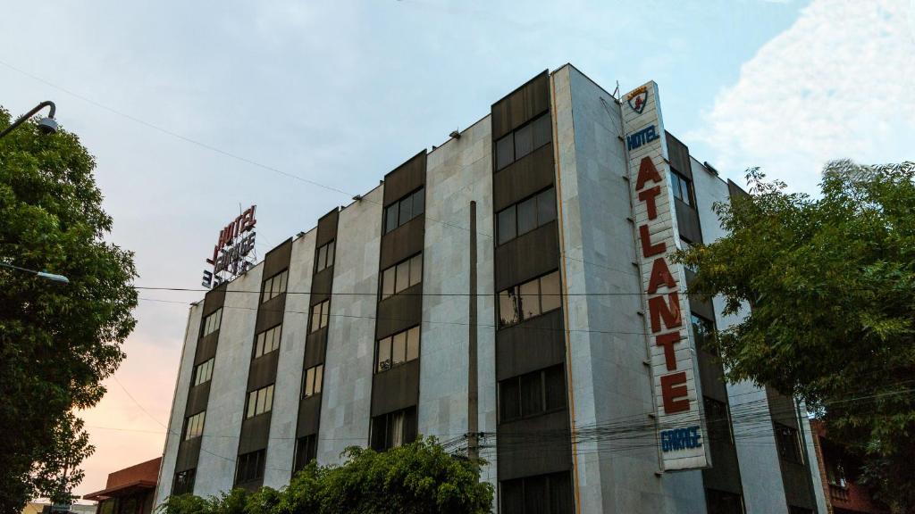ein Gebäude mit einem Schild an der Seite in der Unterkunft Hotel Atlante in Mexiko-Stadt