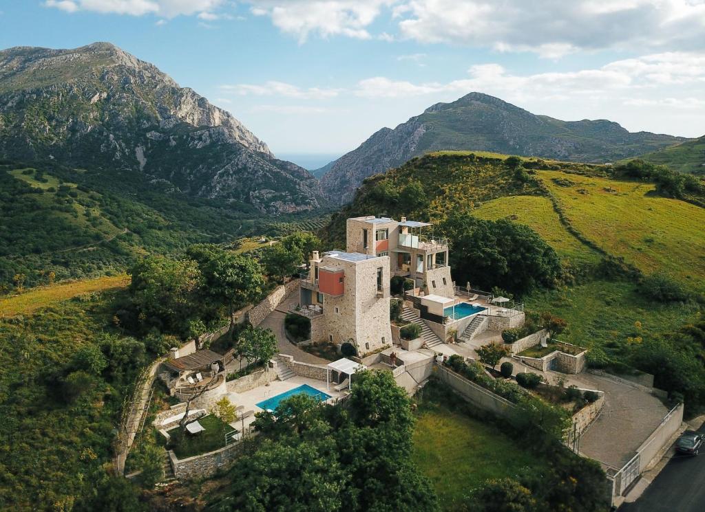 una vista aérea de una casa en las montañas en Anna Boutique Villas en Mixórrouma