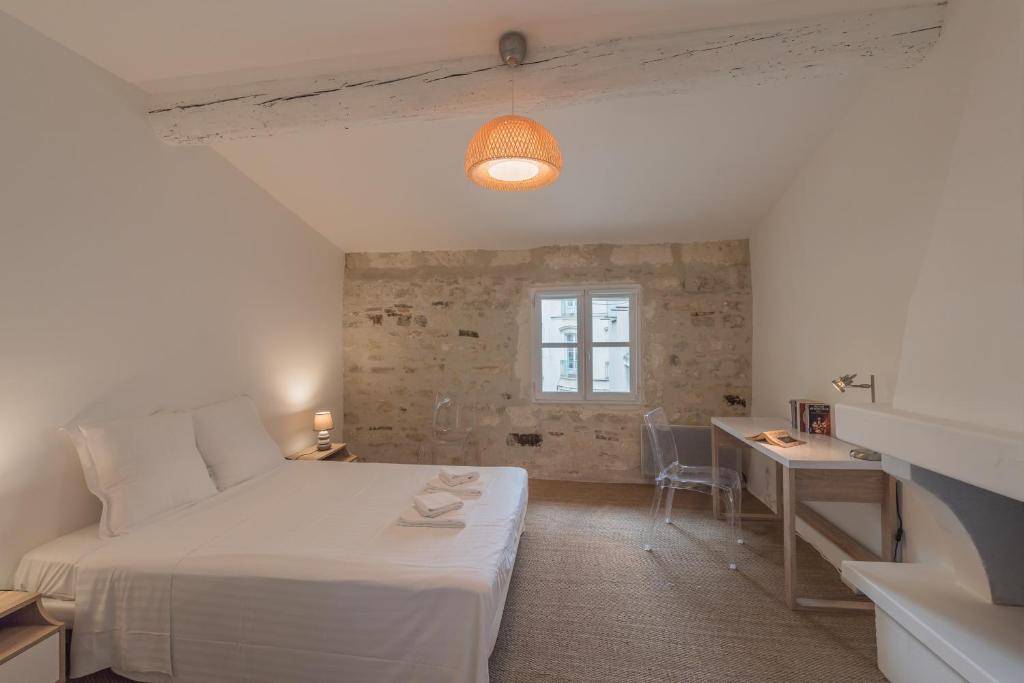 Postel nebo postele na pokoji v ubytování Les Jardins De L´Ecusson - Première Conciergerie