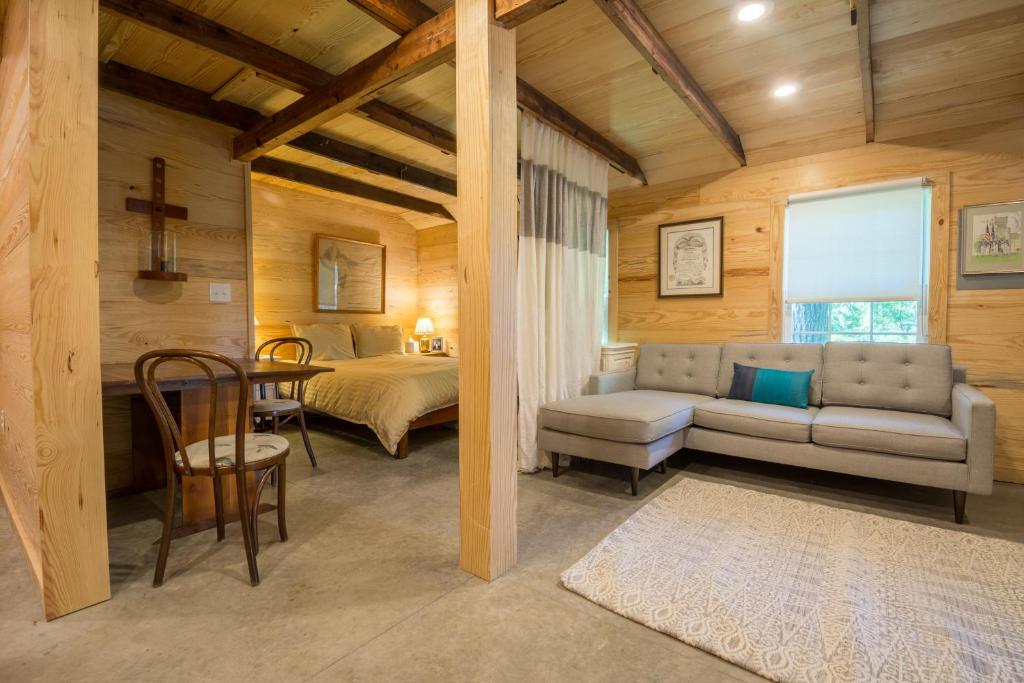 The Dailey Renewal Retreat B & B - Deluxe Queen Studio