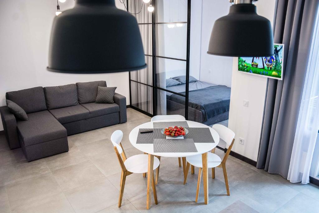 - un salon avec une table, des chaises et un canapé dans l'établissement Bolshaya Arnautskaya Apartment, à Odessa