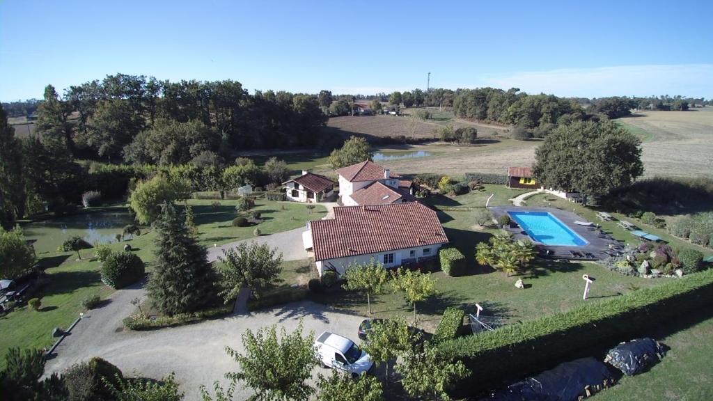 an aerial view of a house with a swimming pool at Domaine de La Méniguère in Saint-Gein
