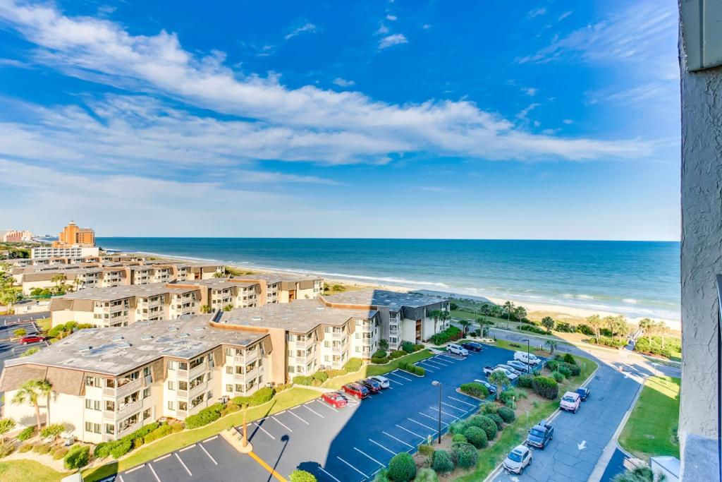 een luchtfoto van het strand en de oceaan bij Scenic Views from the balcony at Ocean Forest Plaza Condos in Myrtle Beach