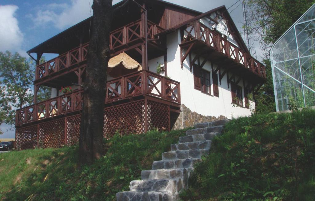 ein Gebäude auf einem Hügel mit einer Treppe davor in der Unterkunft Domaradzkie Wzgórze in Domaradz