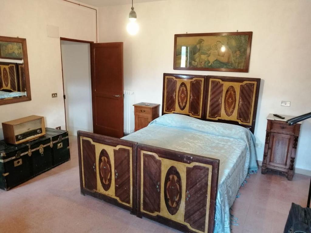 a bedroom with a bed and a television in it at La casa di Duilia in Fornelli