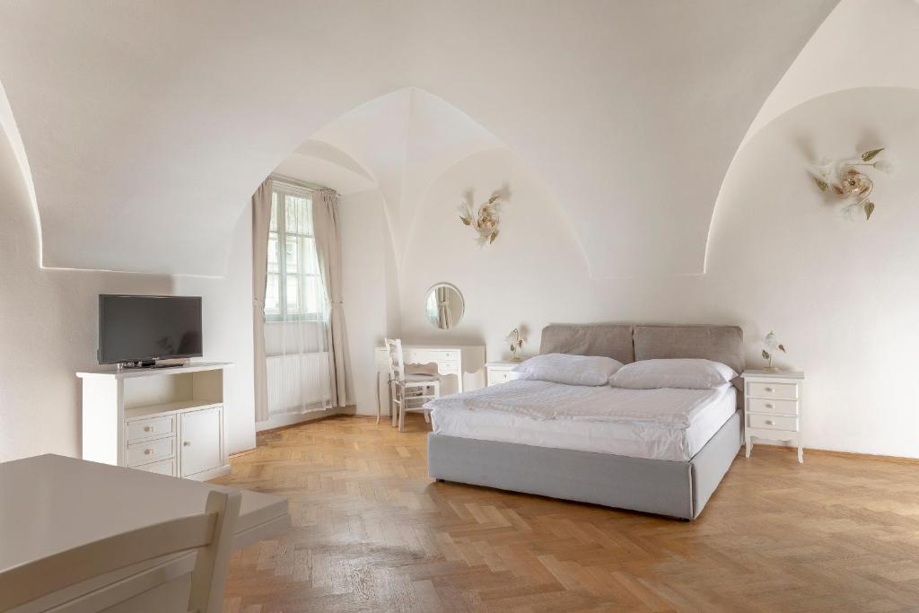 Three Golden Crowns Apartments - 3