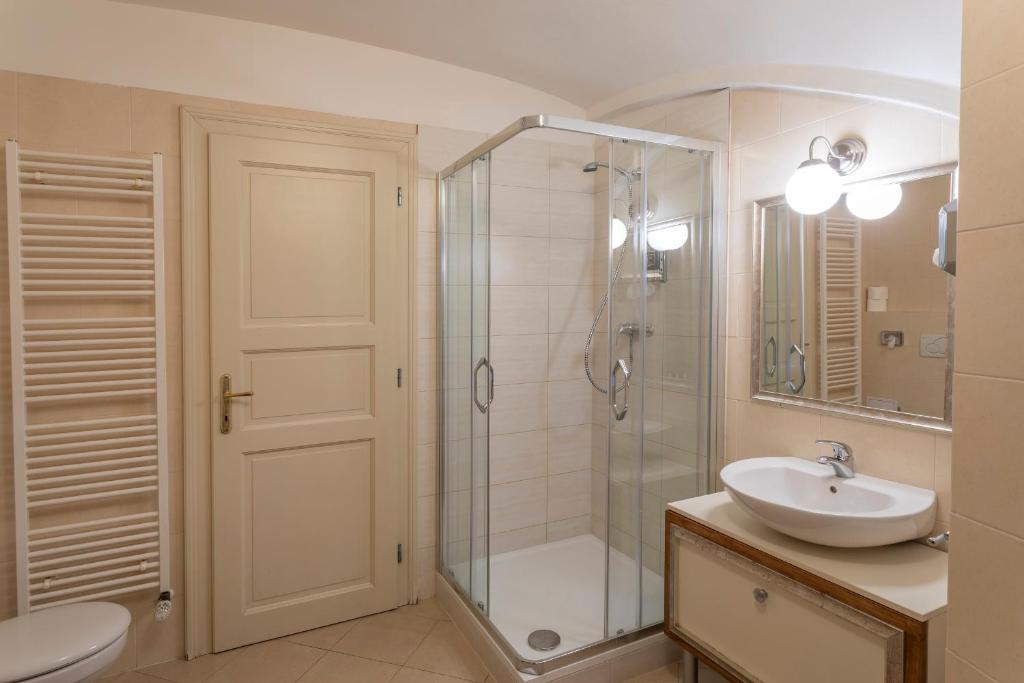 Three Golden Crowns Apartments - Resim 45