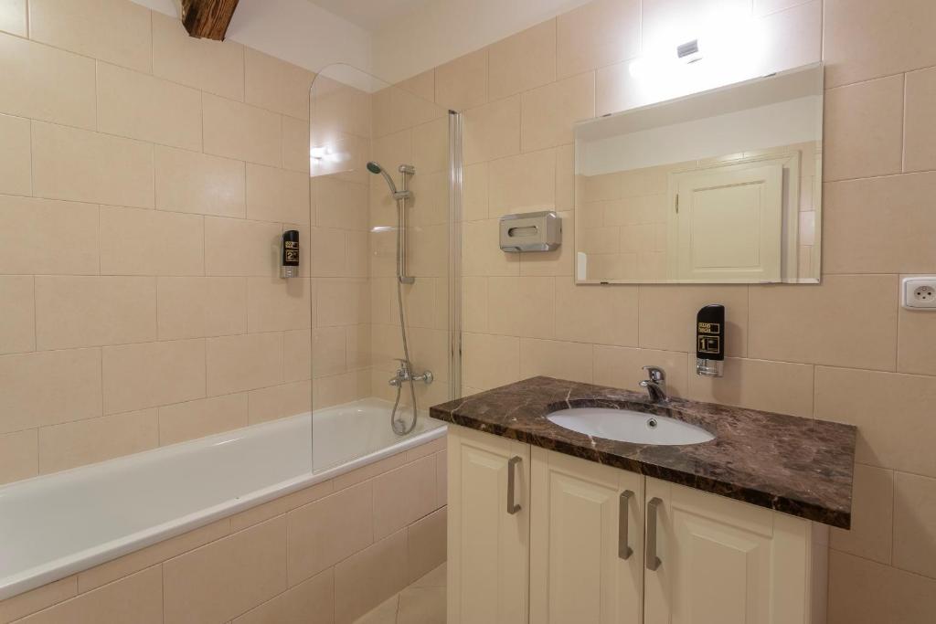 Three Golden Crowns Apartments - 5