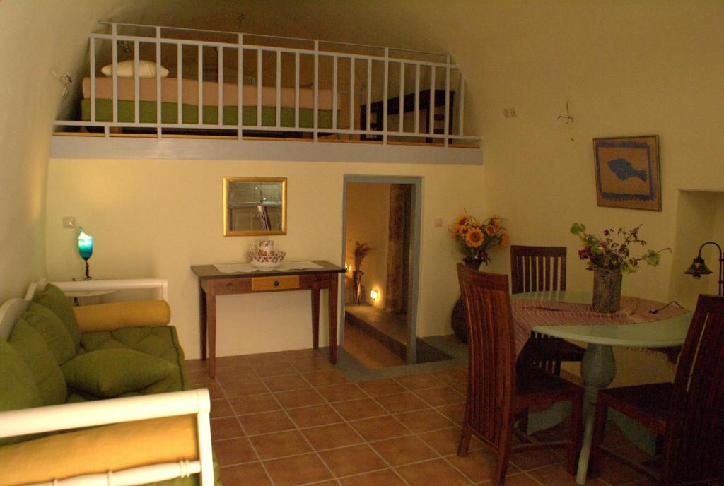Uma área de estar em Celestia Traditional Houses