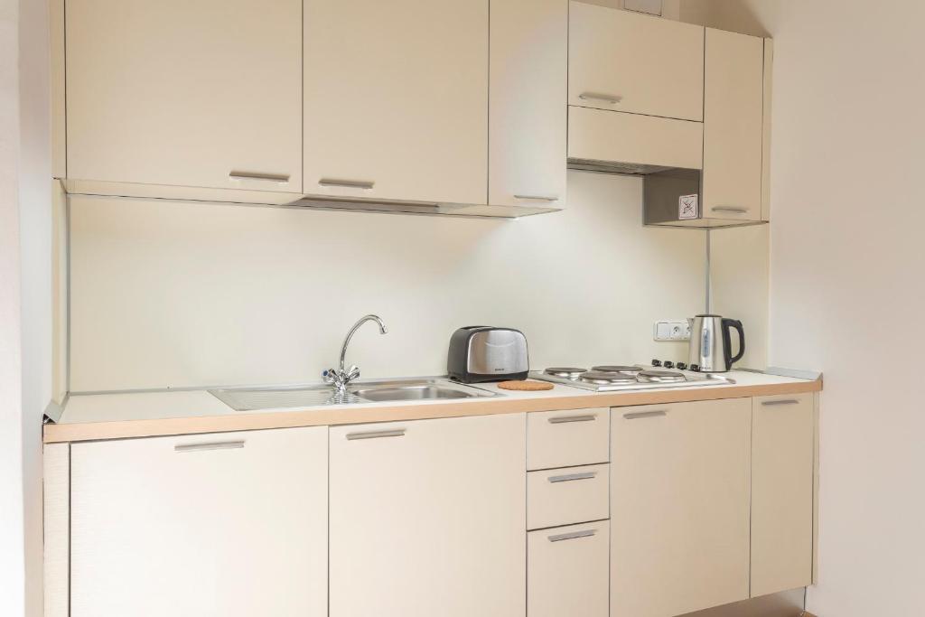 Three Golden Crowns Apartments - 6