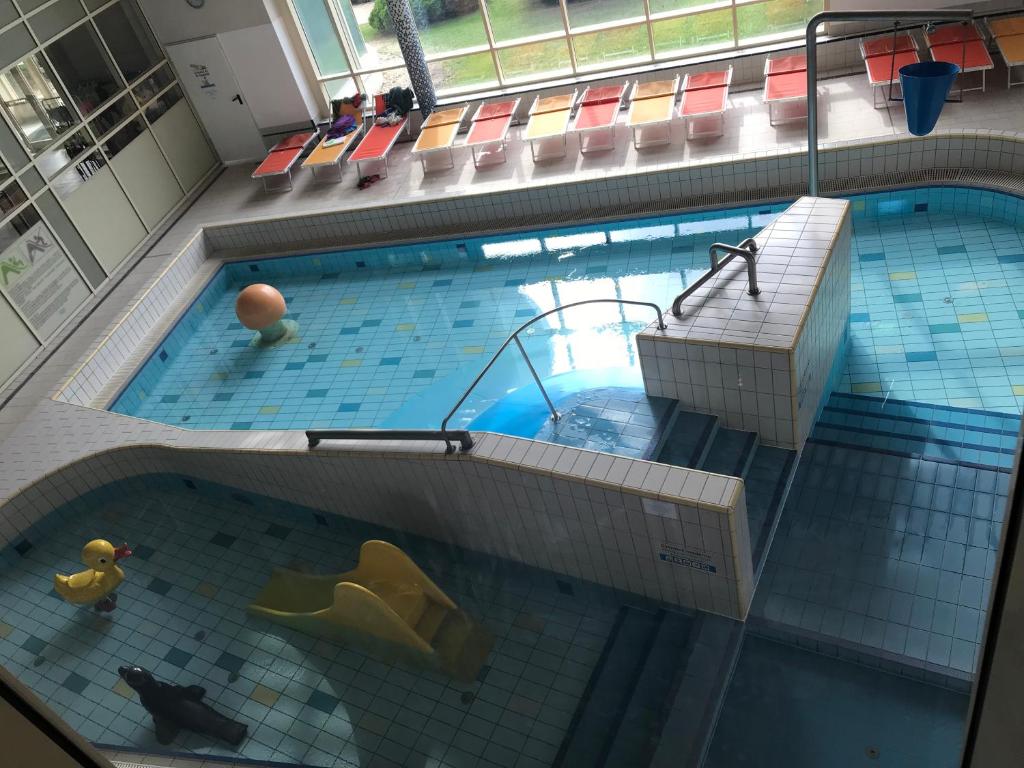 Bazén v ubytování Laura apartman Velence nebo v jeho okolí