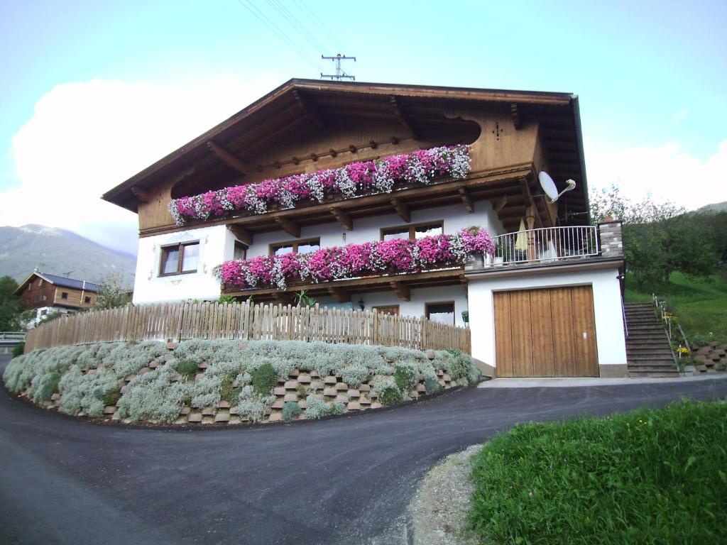 a house with flowers on the side of it at Haus Kammerlander in Stummerberg