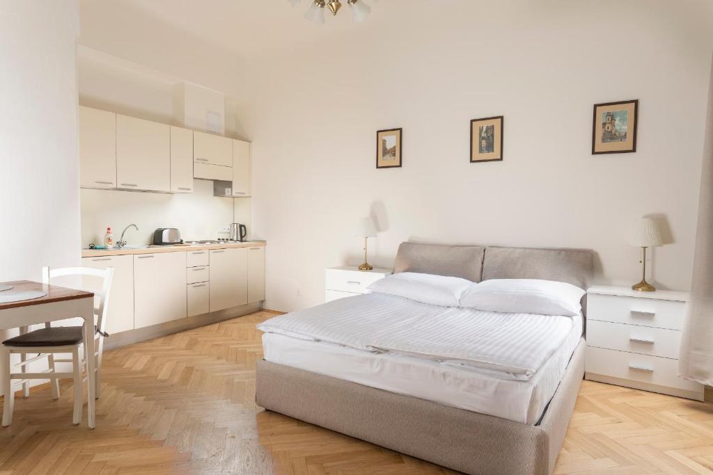 Three Golden Crowns Apartments - Resim 11