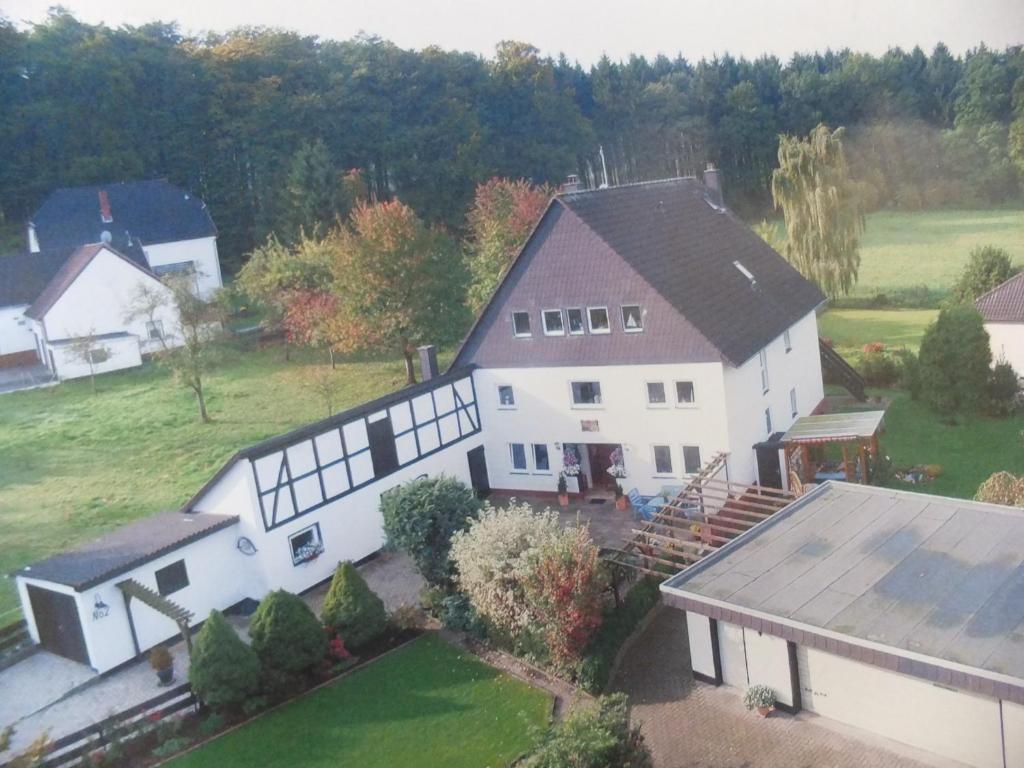 una vista aérea de una gran casa blanca en Ferienwohnung Weserberglandblick en Hameln