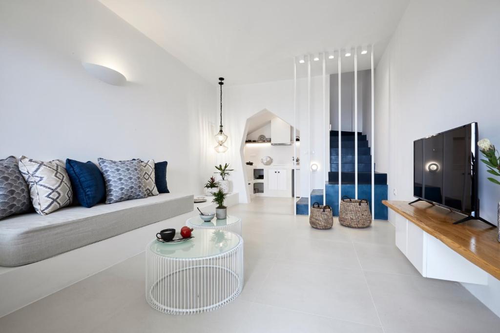 Biały salon z kanapą i telewizorem w obiekcie Star Infinity Suites w mieście Pirgos
