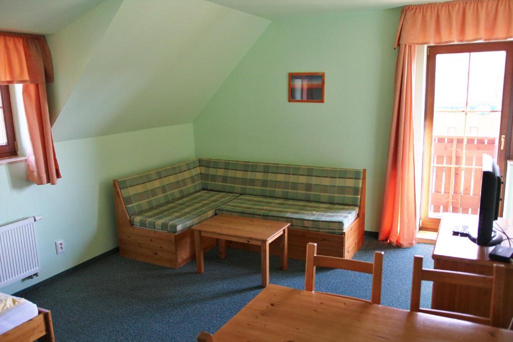 Posezení v ubytování Schneeberg Apartmany