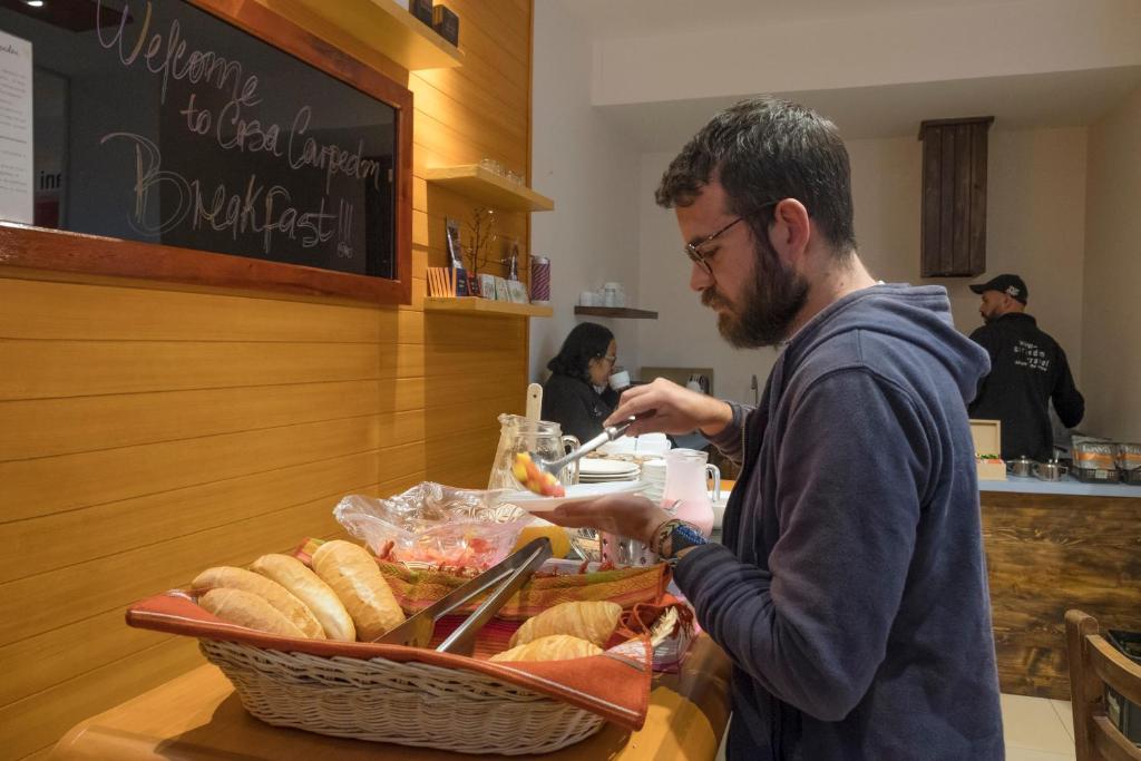 Jídlo v hostelu nebo okolí