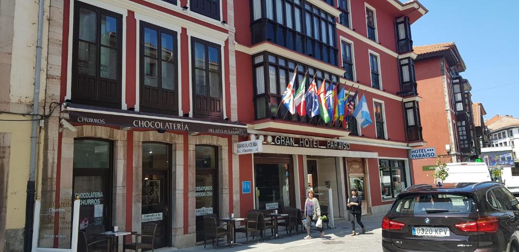 un edificio en una calle con un coche aparcado delante en Gran Hotel Paraiso, en Llanes