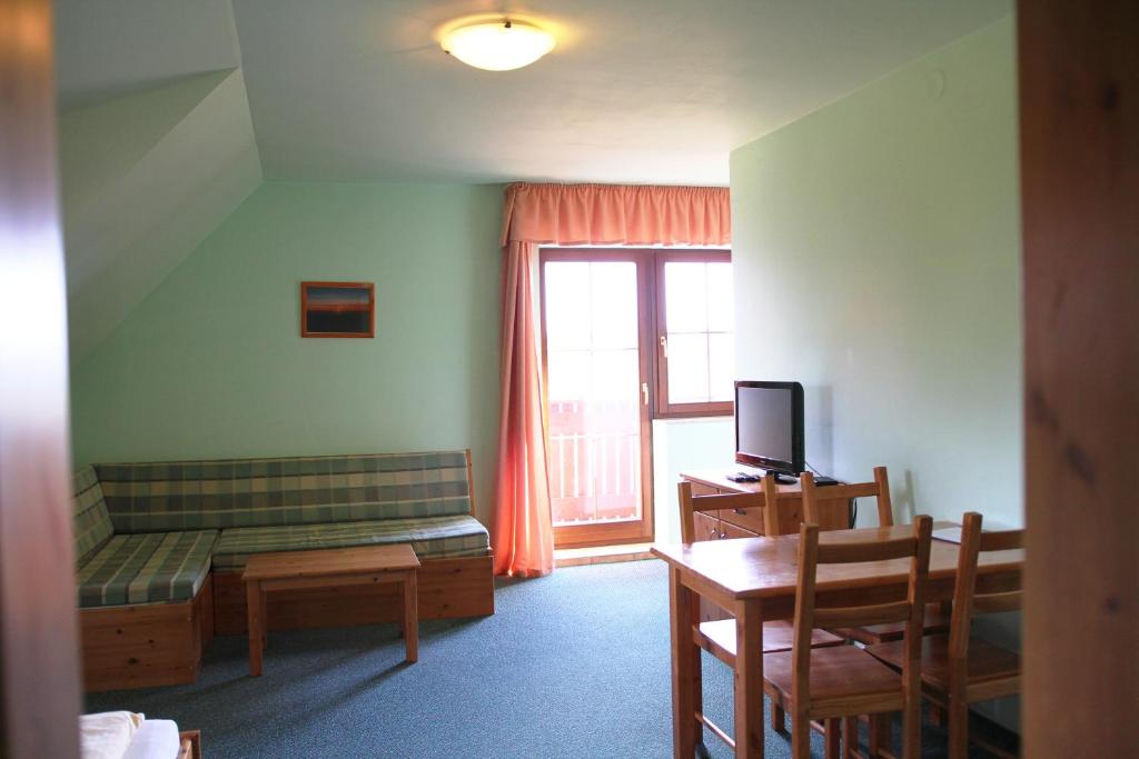 TV a/nebo společenská místnost v ubytování Schneeberg Apartmany