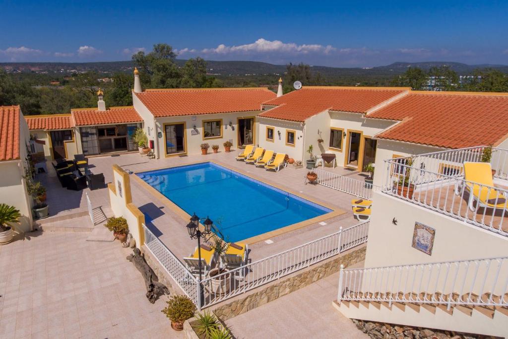 una vista aérea de una casa con piscina en Casa dos Ninos, en São Bartolomeu de Messines