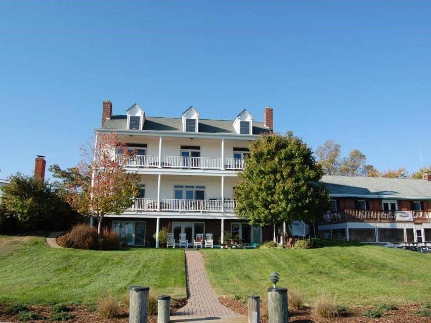 ein großes Haus auf einem Hügel mit Hof in der Unterkunft Blue Heron Inn - A Bed and Breakfast LLC in Solomons