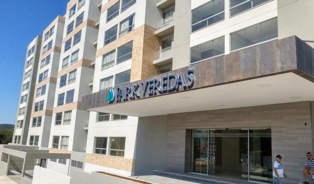 un edificio con un cartel encima en PARK VEREDAS Flat 707, en Rio Quente