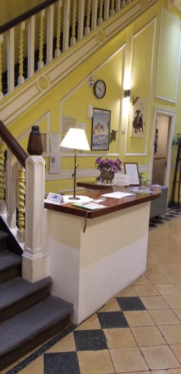 eine Treppe mit einem Schreibtisch mit einer Lampe in der Unterkunft Sevilla Home Hotel in Buenos Aires