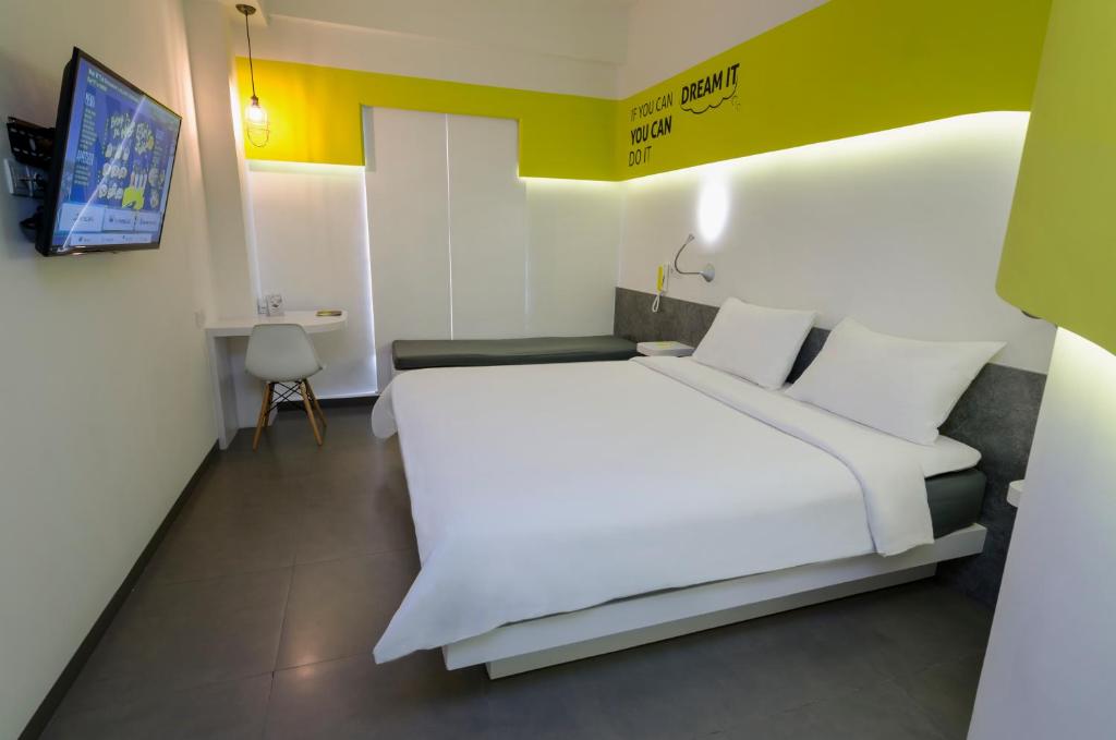 Postel nebo postele na pokoji v ubytování Yello Hotel Jemursari