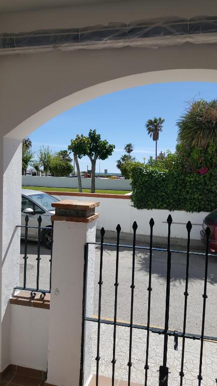 una valla negra con vistas a la calle en Apartamento en planta baja con vistar al mar, en Conil de la Frontera