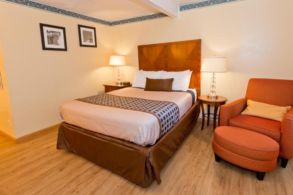 Postel nebo postele na pokoji v ubytování Riviera Inn