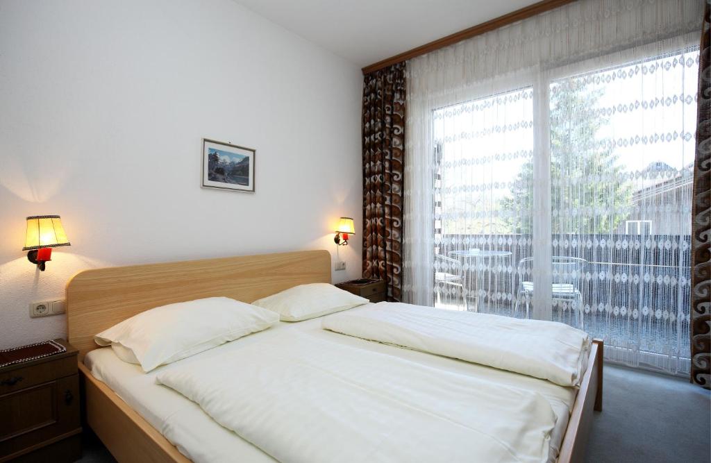 Postel nebo postele na pokoji v ubytování Dorfgasthof Hotel Staberhof