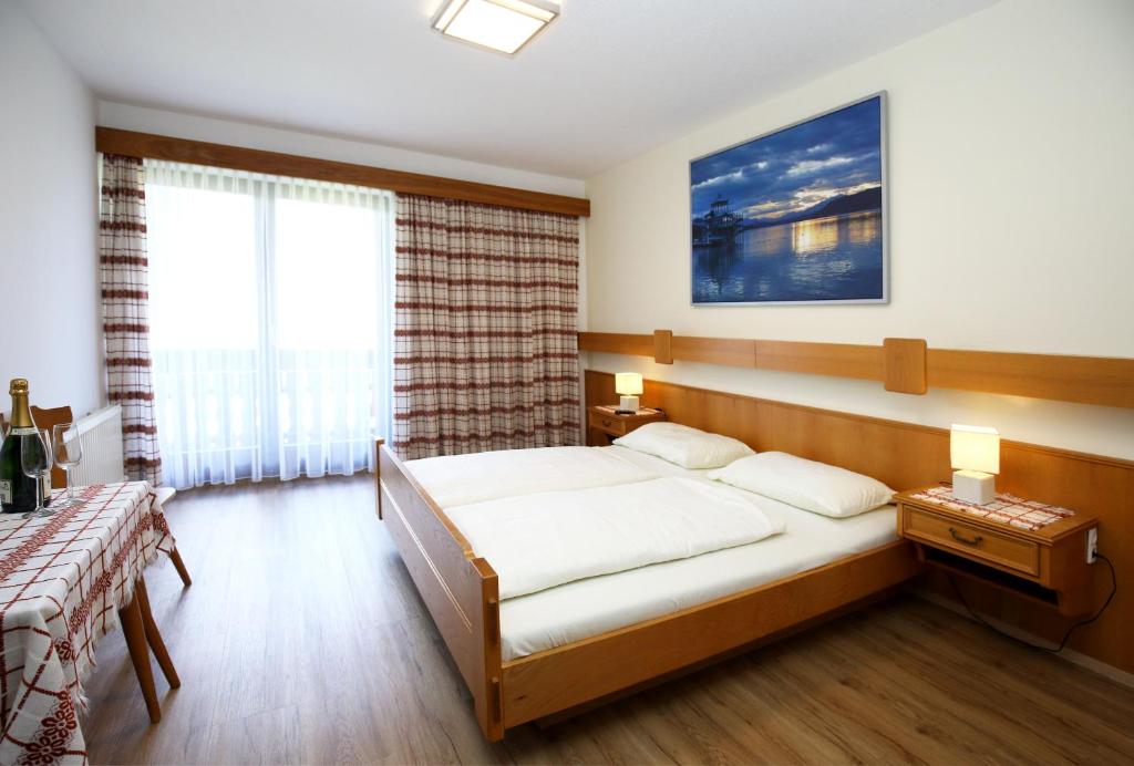 Postel nebo postele na pokoji v ubytování Dorfgasthof Hotel Staberhof