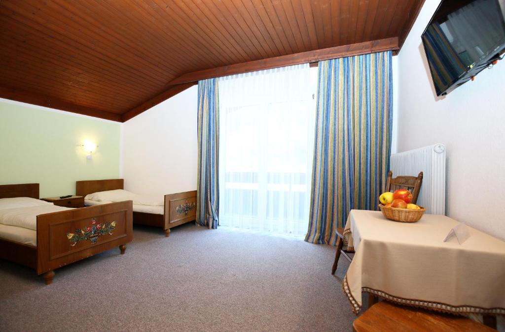 Postel nebo postele na pokoji v ubytování Dorfgasthof Hotel Staberhof