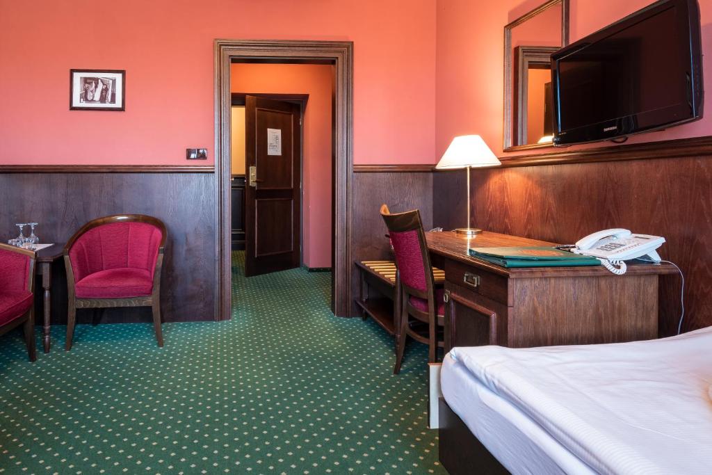 Postel nebo postele na pokoji v ubytování Hotel U Hejtmana Šarovce